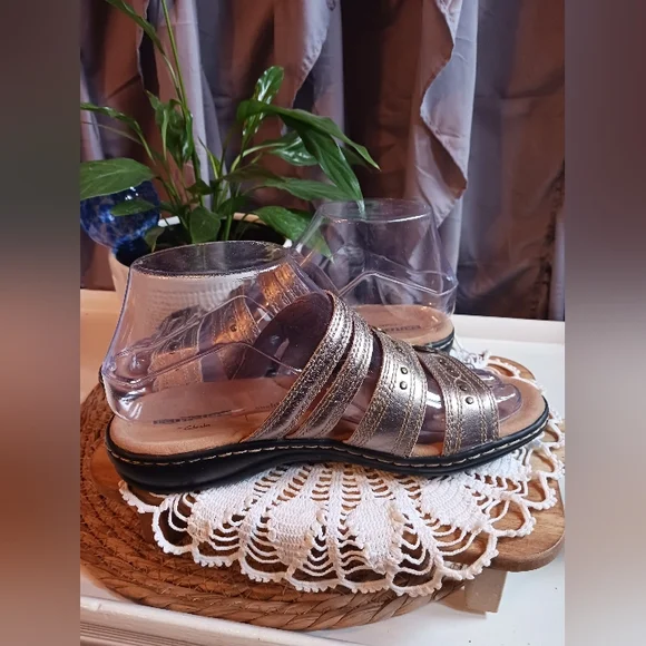 Clarks Collection Slide Sandals Womens 6M EUC Metallic Velcro Soft Cushion - Picture 4 of 11